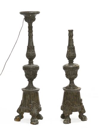Coppia di candelieri in legno laccato e scolpito a volute e motivi geometrici c