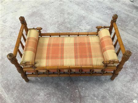 Modello di letto in legno tornito con profili scanalati. Inizio del secolo XX (