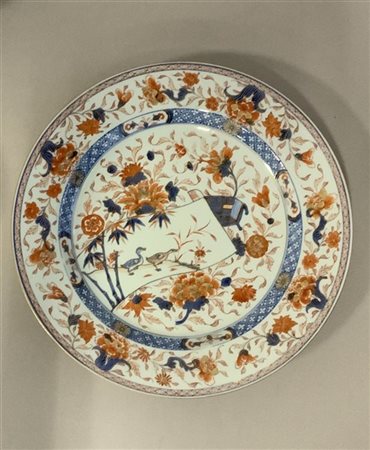 Grande piatto in porcellana Imari decorato con anatre e motivi floreali (d. cm
