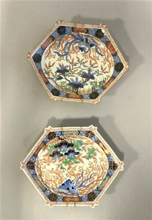 Coppia di piatti esagonali in porcellana policroma e decoro floreali (l. max cm