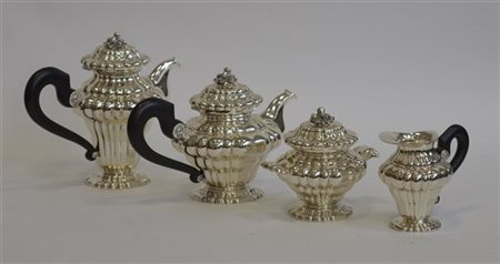 Servizio da tè e caffè in argento a corpo costolato composto da teiera, caffett
