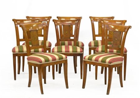 Gruppo di otto sedie in ciliegio con schienale a giorno centrato da cartella fi