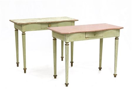 Coppia di tavolini a muro in legno laccato verde, un cassetto sottopiano, gambe