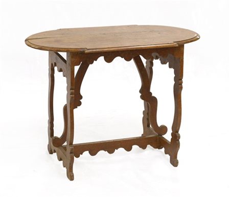 Antico tavolino in noce con piano, gambe e traverse sagomate (cm 93x70x57) (dif