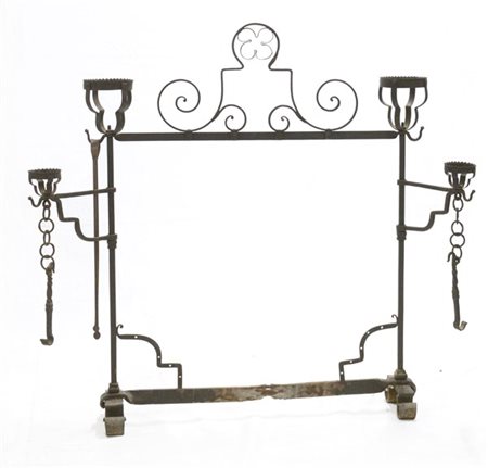 Alare in ferro battuto con tre attrezzi da camino (h cm 124) (difetti e mancanz