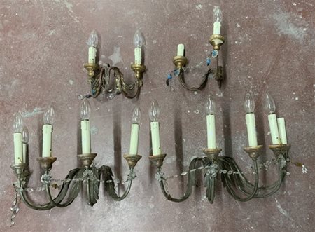 Lotto composto da una coppia di appliques a due fiamme ed una coppia a cinque f