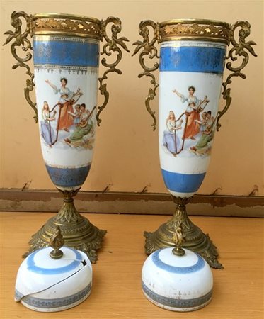 Manifattura della prima metà del secolo XX, coppia di vasi con coperchio in por