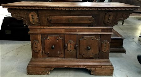 Madia a due ante in legno scolpito, applicazioni in metallo, piedi a mensola in