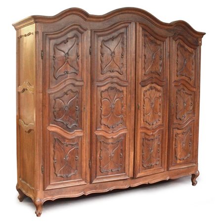 Armadio in legno di forma mossa a quattro ante pannellate intagliate a ragnatel