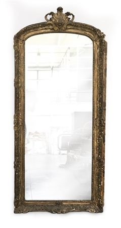 Specchiera in legno intagliato e pastiglia dorata a motivi vegetali e riccioli.