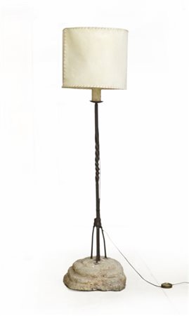 Antico portacero in ferro battuto con base a capitello in pietra (h. cm 125) (d