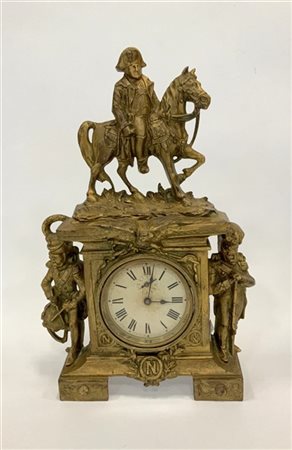 Pendola in antimonio raffigurante Napoleone a cavallo e sotto di lui un granati