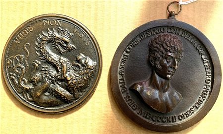 Lotto composto da un medaglione in bronzo con raffigurazione neoclassica in bus