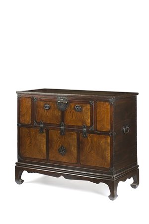 Cassapanca con piccola anta sul fronte con pannelli in radica e bronzi bruniti.