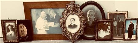 Lotto composto da otto fotografie d'epoca in cornice. Soggetti e misure diverse