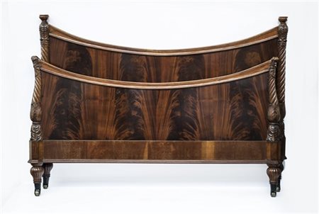 Letto a una piazza e mezza con testata e pediera lastronati in mogano. Montanti