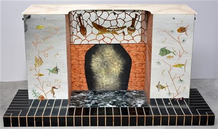 Mobile bar eclettico con struttura a finto camino, due sportelli laterali e pia