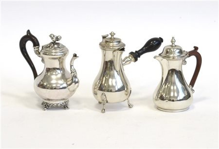 Lotto composto da tre piccole caffettiere in argento di diversa epoca, una con