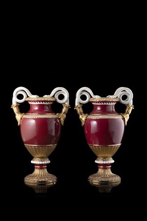 Manifattura di Meissen, secolo XX. Coppia di vasi biansati in porcellana "sangu