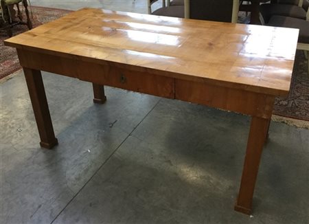 Tavolo scrittoio da centro lastronato e intarsiato, fronte ad un cassetto. Vene