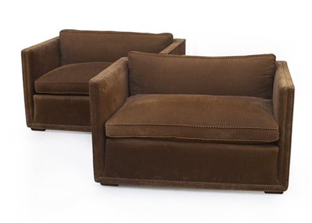 Coppia di divanetti imbottiti a pozzetto con rivestimento in velluto marrone. I