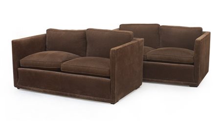 Coppia di divani imbottiti a pozzetto con rivestimento in velluto marrone. Ital