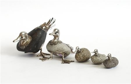 Gruppo di cinque papere in sassi con teste e arti in argento (misure diverse)