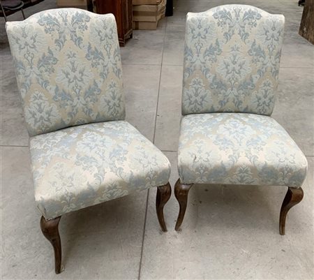 Coppia di sedie da camera imbottite, gambe sagomate in legno, rivestite in tess