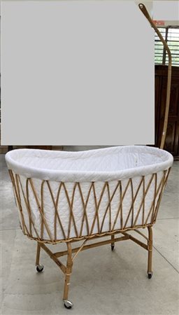 Culla con struttura in bamboo e midollino, munita di rotelle e rivestita in tes