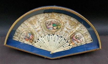 Due ventagli di epoche e decori diversi, in teche (difetti)