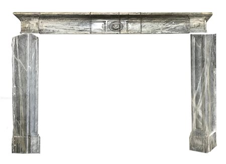 Camino in marmo grigio venato con architrave decorata a rosoni, montanti riquad