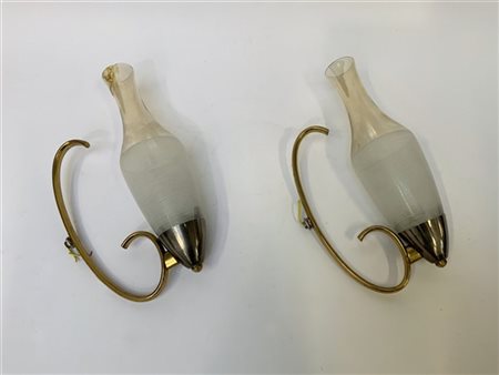 Coppia di appliques in ottone con paralume in vetro soffiato ambrato e iridato