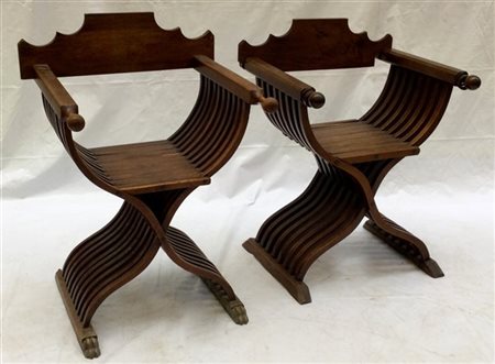 Lotto di due poltrone in legno del tipo "Savonarola", secolo XIX (difetti)