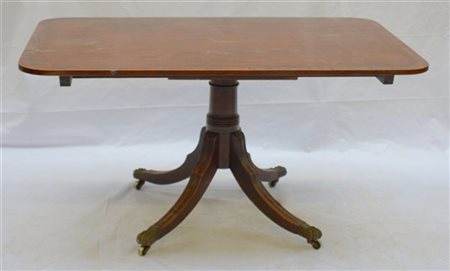 Tavolo rettangolare con piano a vela, fusto a colonna su quattro gambe desinent