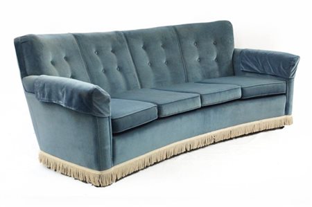 Fornitura da salotto composta da quattro poltrone e un divano su rotelle rivest