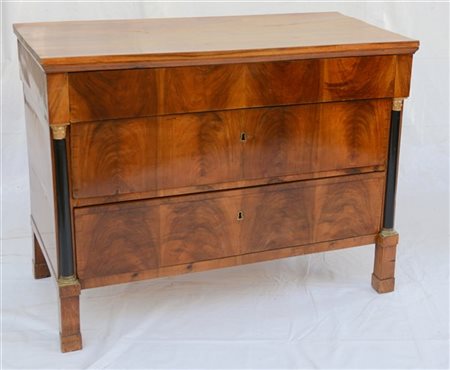 Cassettone lastronato in noce a tre cassetti con montanti a mezza colonna ebani