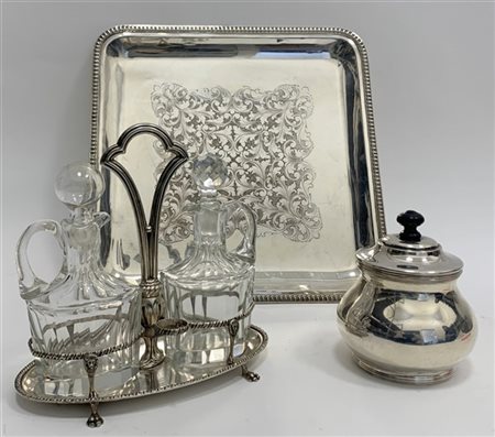 Lotto composto da un vassoietto, una zuccheriera ed un cruet in argento (g 1000