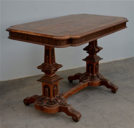 Tavolino lastronato in noce con piano sagomato poggiante su gambe squadrate riu