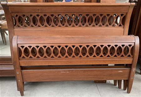 Coppia di letti con testate e pediere traforate a motivi geometrici (difetti)