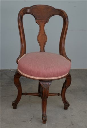 Sedia in legno con schienale e gambe sagomate riunite da traverse. Secolo XIX (