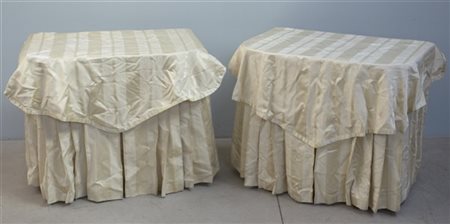 Coppia di table habillée rivestiti con tessuti d'arredamento color beige (cm 80