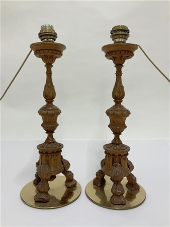 Coppia di candelieri in legno tornito ed intagliato a volute fogliate e perlina