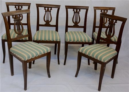 Gruppo di sei sedie in legno con schienale intagliato a lira (lievi difetti)