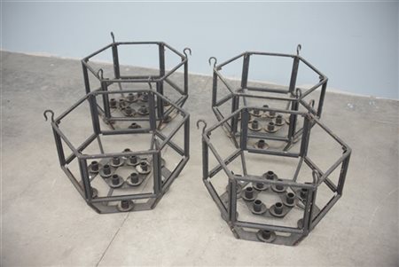 Gruppo di quattro lanterne da esterno in ferro battuto a dodici luci (difetti)