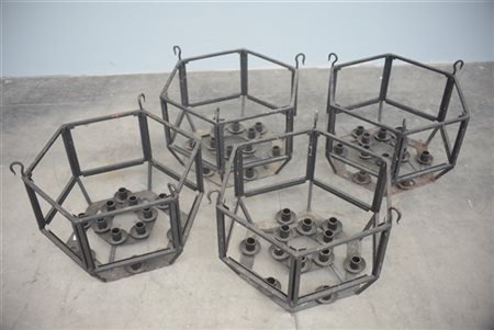 Gruppo di quattro lanterne da esterno in ferro battuto a dodici luci (difetti)