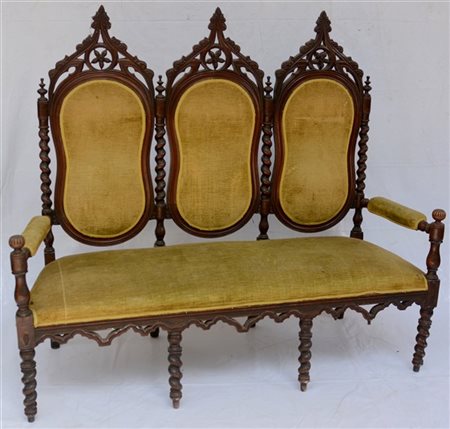 Divano neogotico con cimase scolpite e intagliate a fiori e volute, montanti a