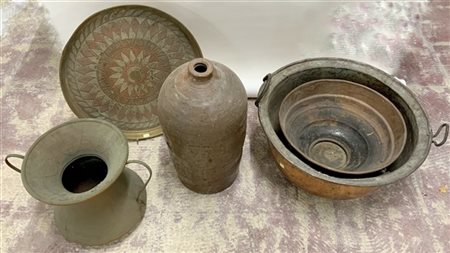 Lotto composto da quattro oggetti in rame ed un vaso a bottiglia in terracotta