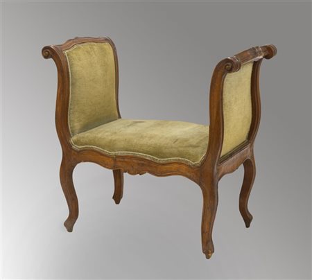 Panchetto di forma mossa in legno intagliato, montanti terminanti a ricciolo. S