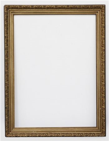 Cornice in legno dorato, deocorata a volute e motivi fogliati (cm 122x159; luce