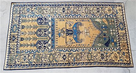 Tappeto Ning-Xia, Cina, secolo XX.
Decoro a preghiera anatolico Ladik nei toni